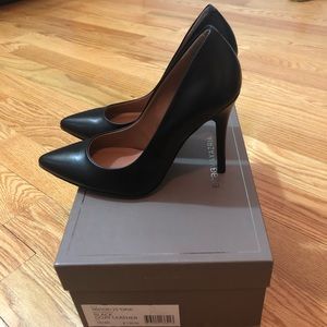 BCBGMAXAZRIA SZ 9/10 BLACK LEATHER PUMPS